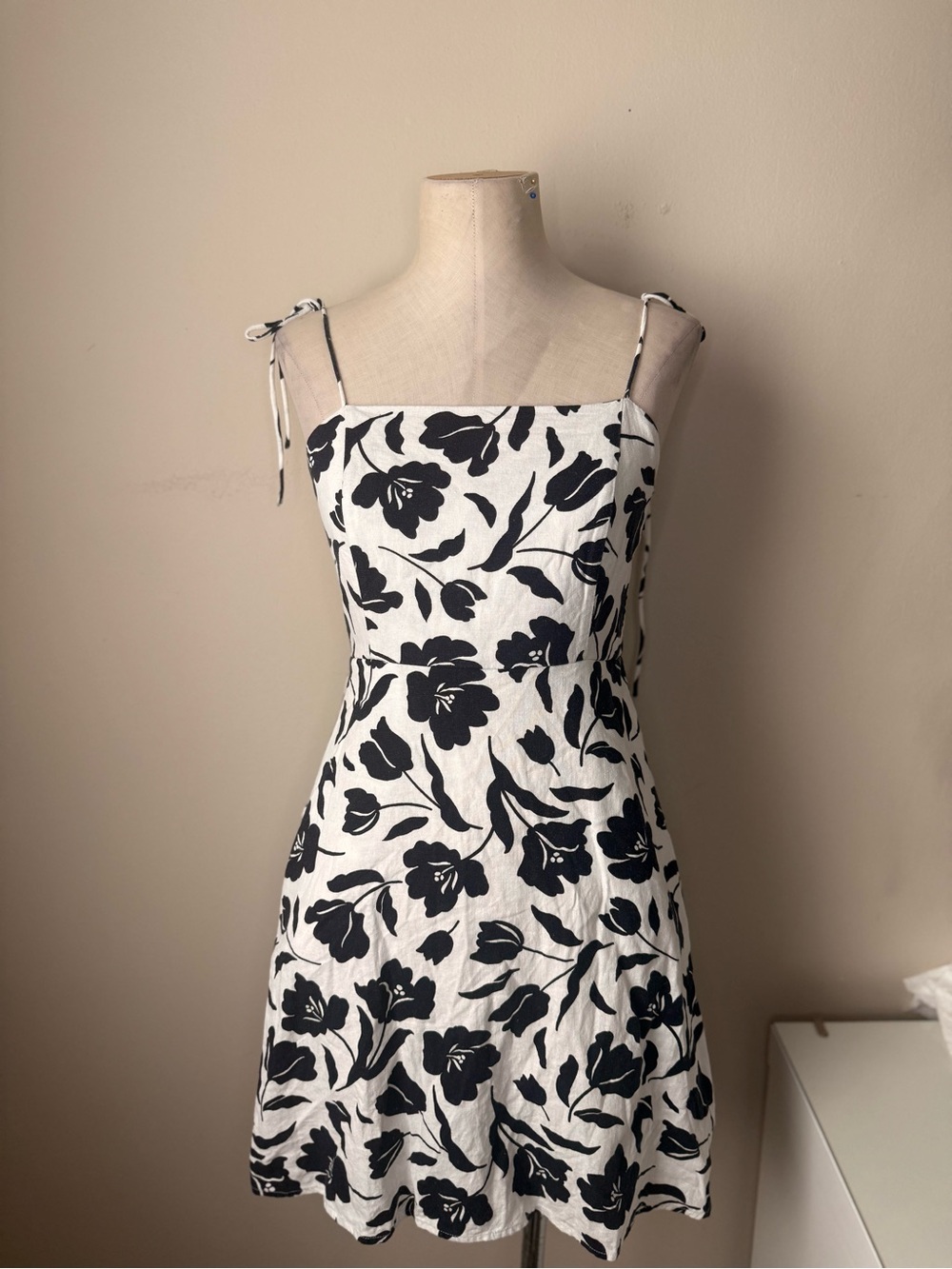 Old Navy Black & White Floral Tie Strap Mini Dress Size S Pockets